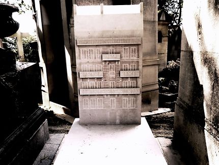 Surprenante tombe d'Émile Velert