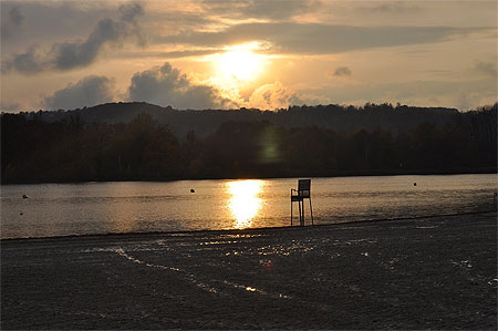 Couché de soleil au lac de Monampteuil Couché de soleil au lac de Monampteuil