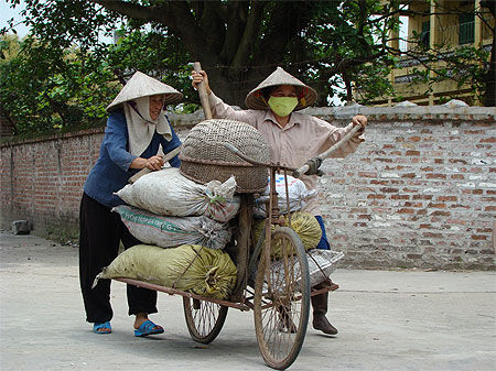 Paysanes revenant des rizières dans le village de Bo Duong
