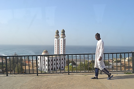 Sénégalais devant la Mosquée de la Divinité