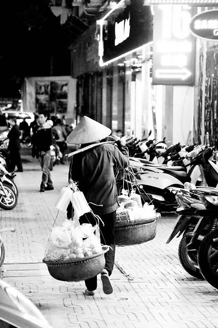Vendeuse ambulante à Hanoi