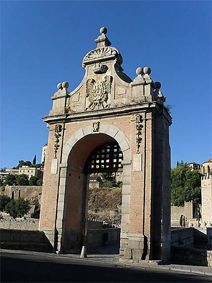 Pont de Alcantara : l'arc-de-triomphe
