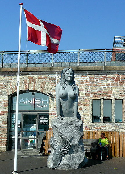 Drapeau et statue à Copenhague