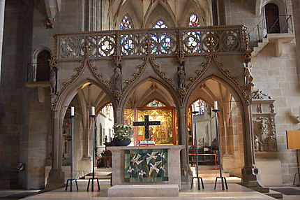 Chaire de pierre dans l'église Saint-Georges