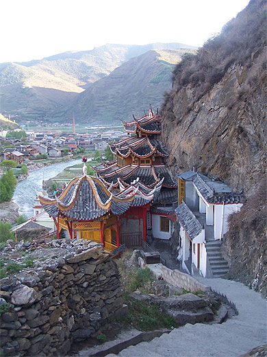Monastère surpombant le village de Songpan