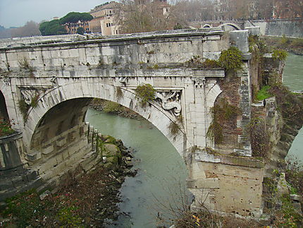 Pont sur le Tibre à Rome 