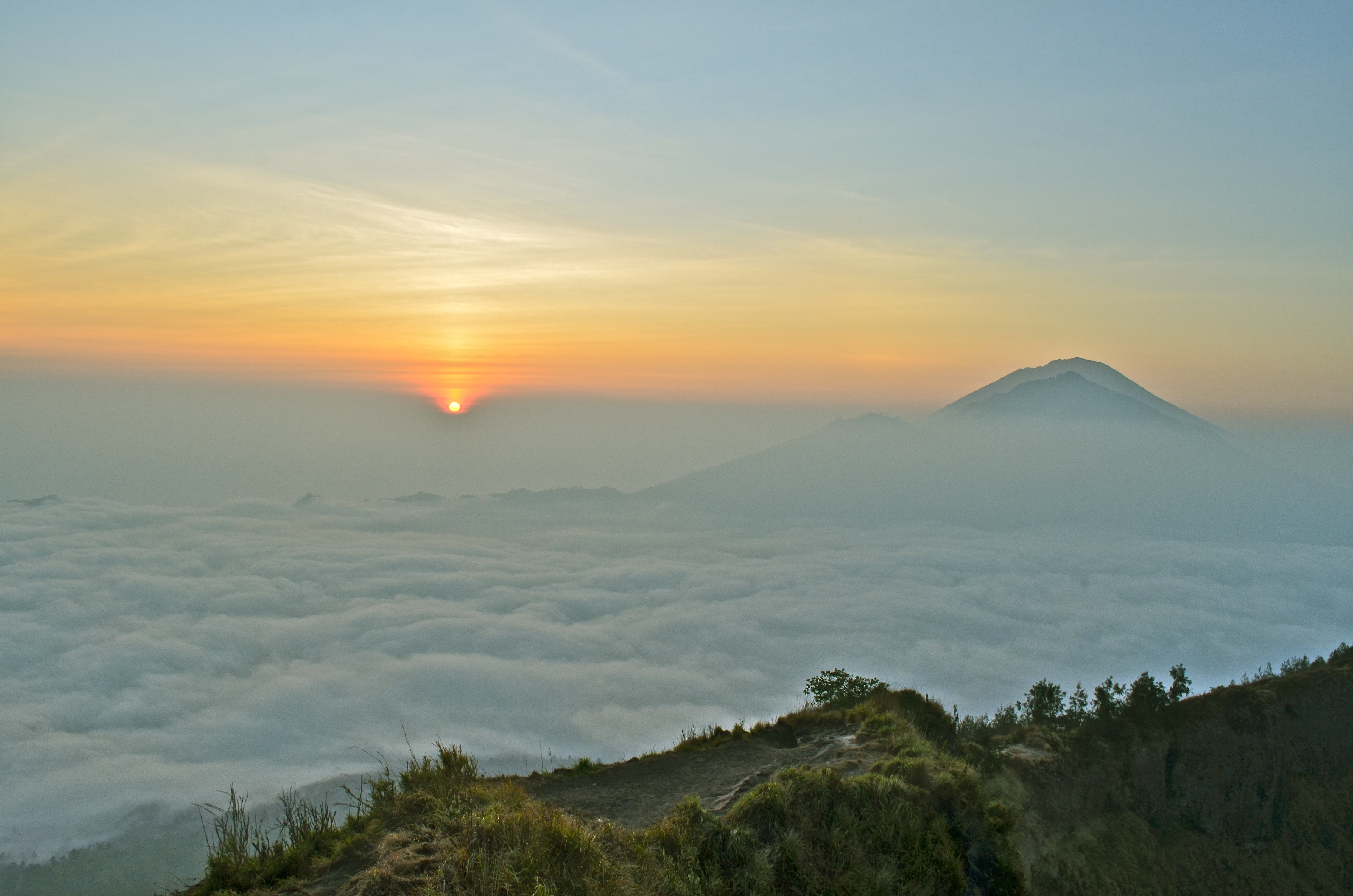 Lever du soleil au sommet  du Gunung Batur Volcans 