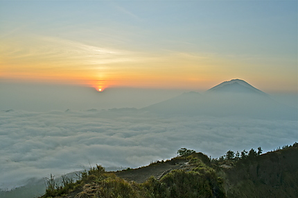 Lever du soleil au sommet du Gunung Batur