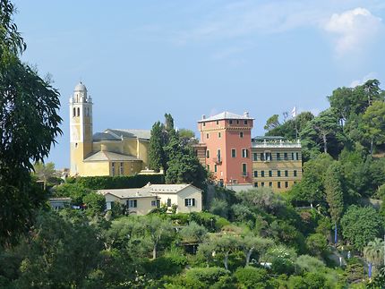 Eglise au loin à Portofino