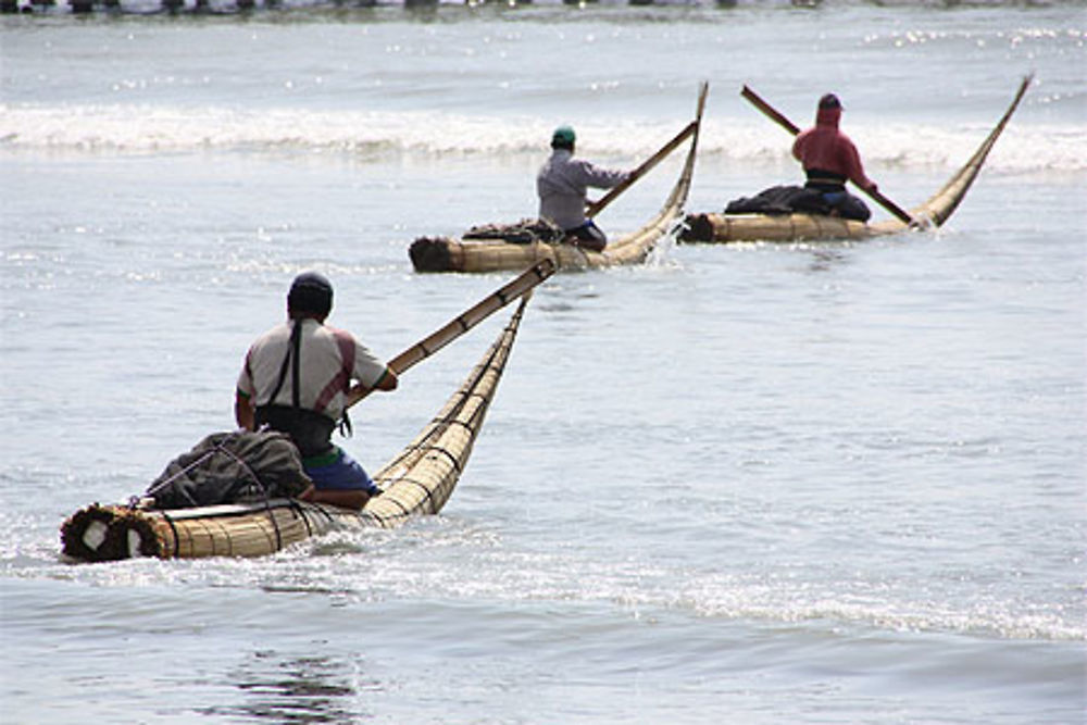 Pêcheurs et leurs caballitos de totora