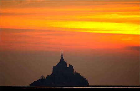Le Mont St Michel au coucher du soleil