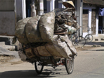 Tricycle au chargement hétéroclite à Hué