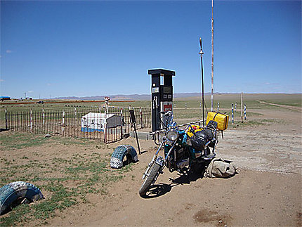 Distributeur d'essence dans la steppe