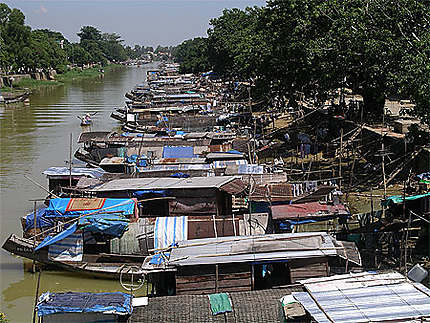 Péniches habitation sur la rivière parfumée, à Hué