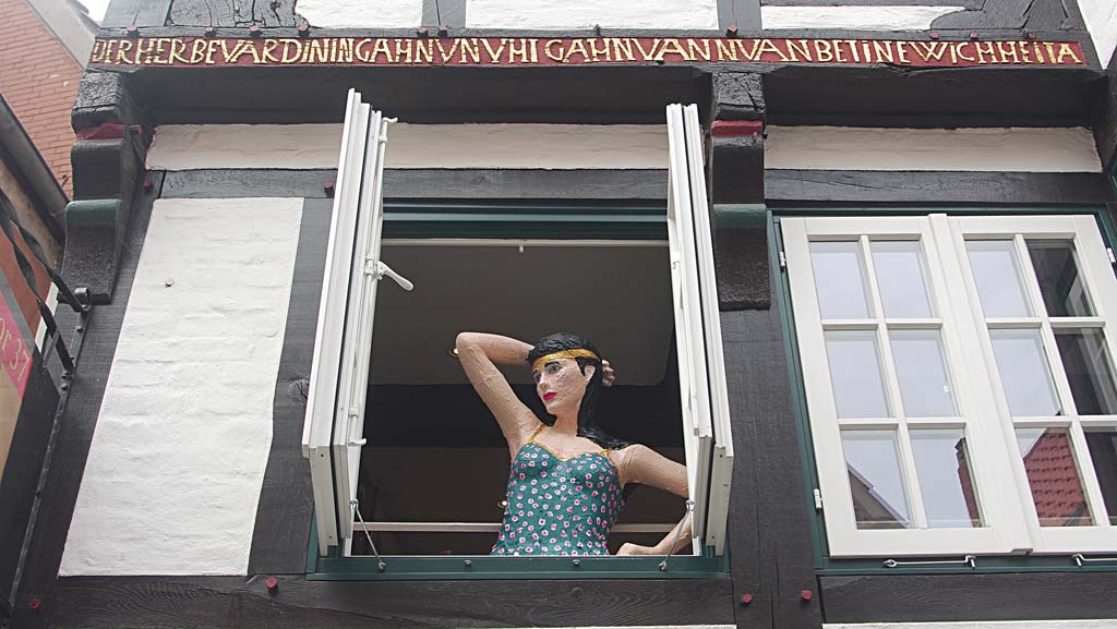 Un mannequin à une fenêtre Un mannequin à une fenêtre