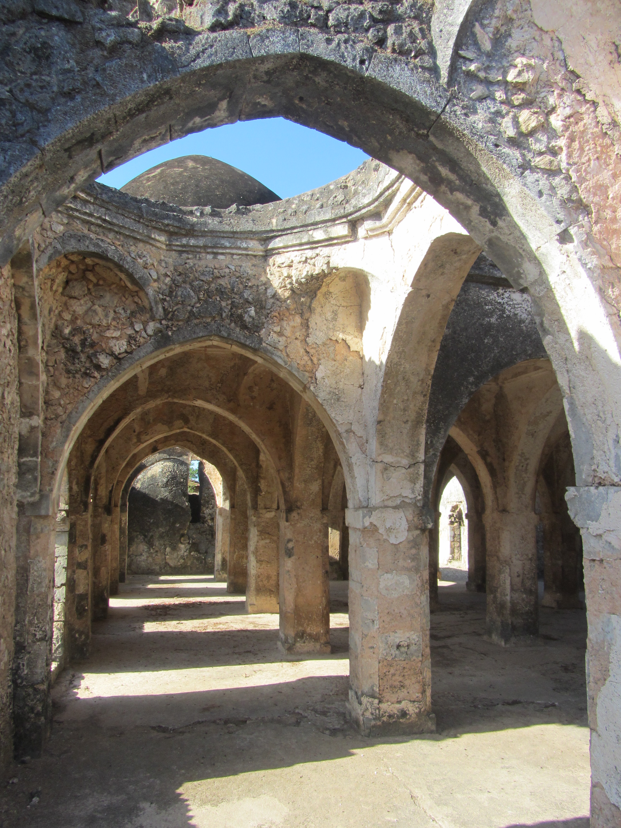 Kilwa Kisiwani - Ruines de la Grande Mosquée Kilwa Kisiwani - Ruines de la Grande Mosquée