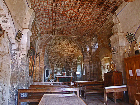 A l'interieur de la chapelle, le plafond est unique A l'interieur de la chapelle, le plafond est unique