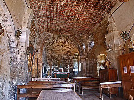 A l'interieur de la chapelle, le plafond est unique