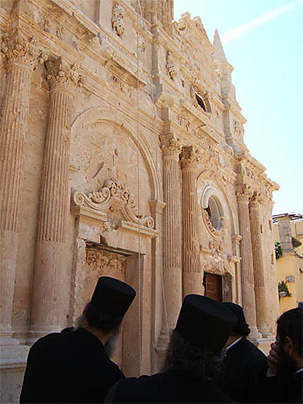 Popes devant la façade de l'église d'Arcadie.