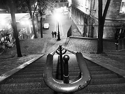 Les escaliers de Montmartre la nuit