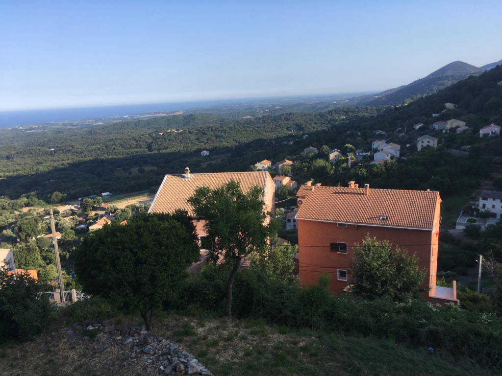 Vue sur le village de Cervione, Corse Vue sur le village de Cervione, Corse