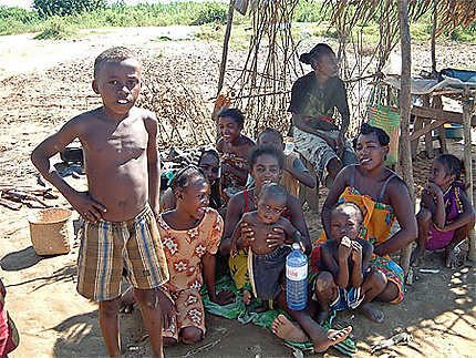 Rencontre avec les villageois, sur la Tsiribihina