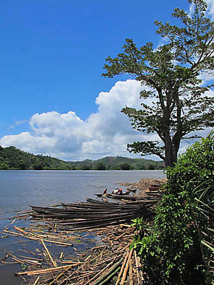 Antalaha pirogues à l'embouchure de l'Ankavanana