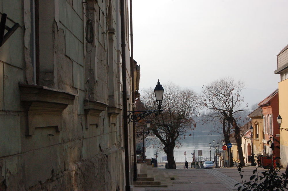 Rue donnant sur le Danube à Vác