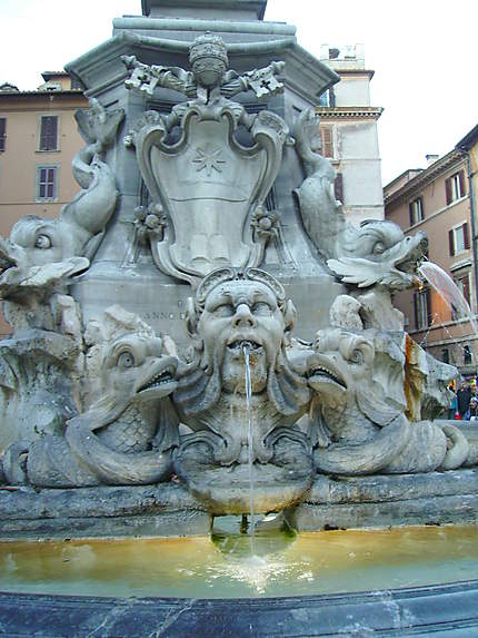 Fontaine près du Panthéon à Rome