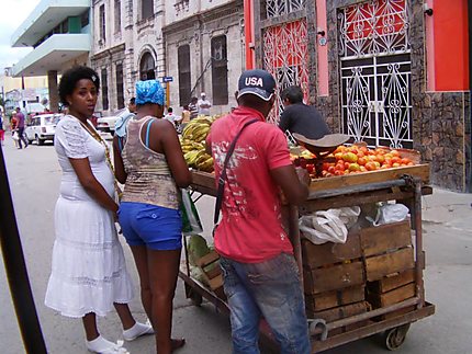 Marchands ambulants dans les rues de La Havane