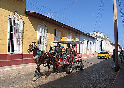Omnibus et taxi à Trinidad