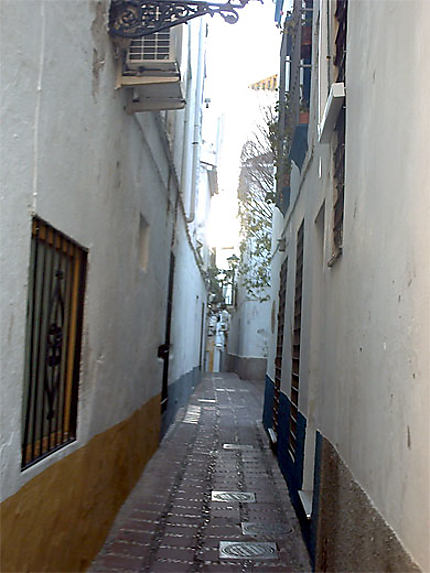 Une petite rue dans le vieux village de Marbella