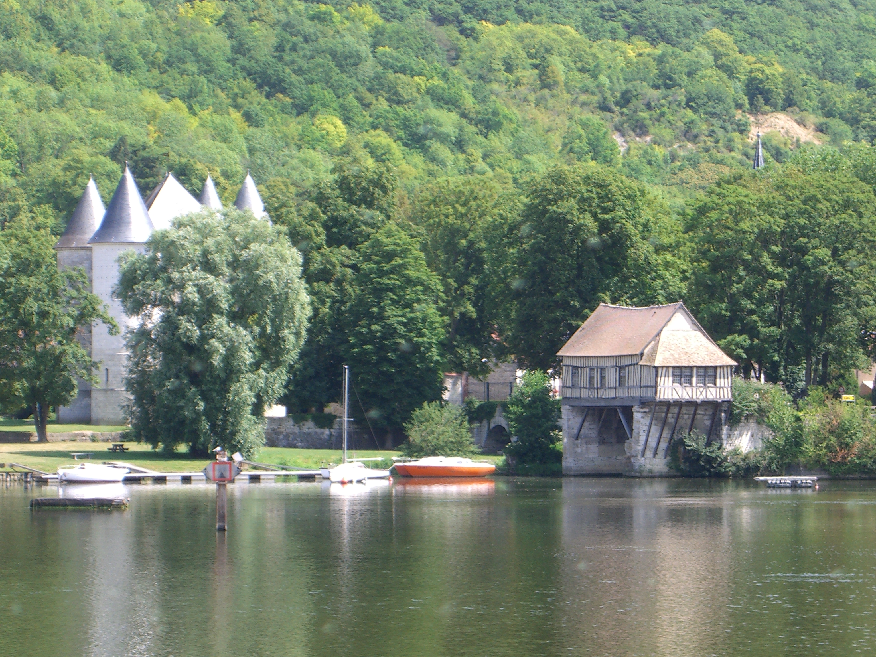 Le Château et le Moulin Le Château et le Moulin