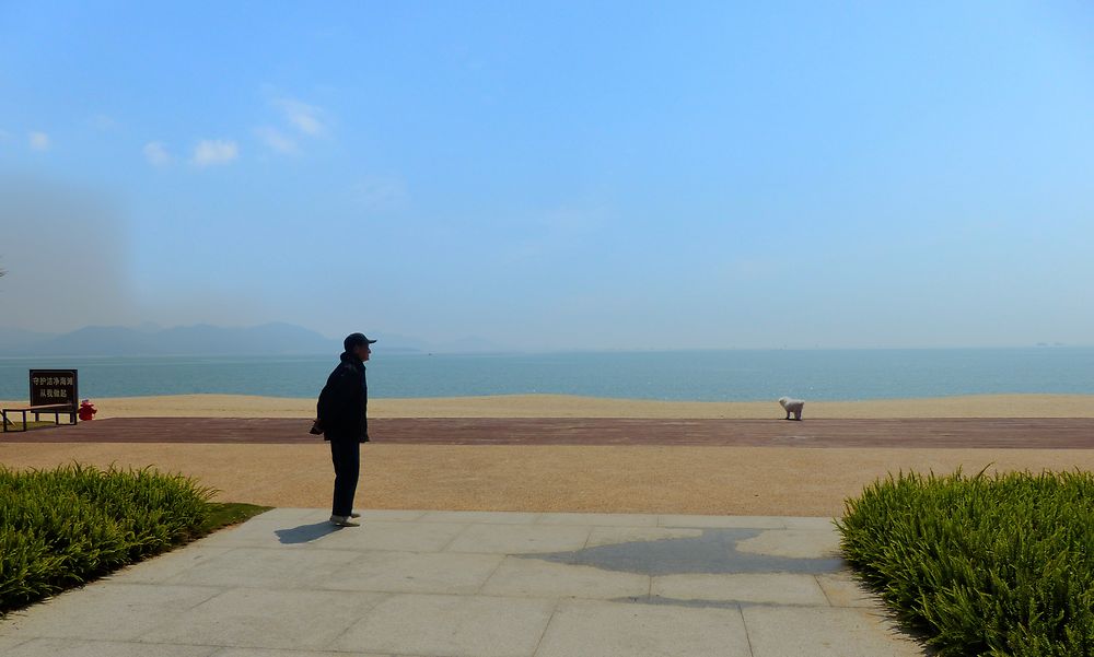 Retraité chinois au bord de la plage