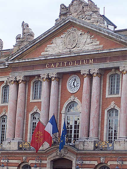 Drapeaux et Capitole de Toulouse