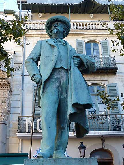 Statue de Mistral - Arles