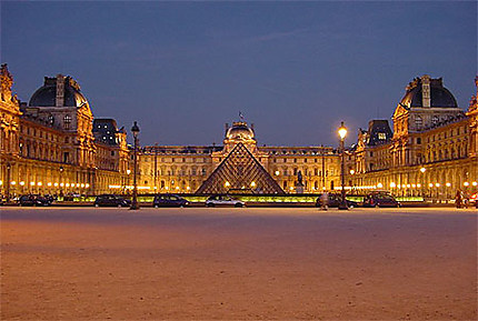 Pyramide du Louvre de nuit