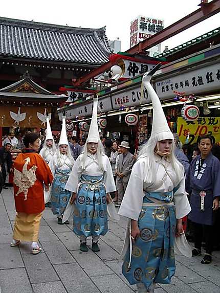 Danse de la grue au temple de Sensoji, à Asakusa