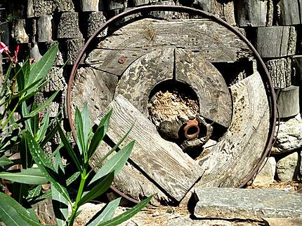 Vieille roue en bois 
