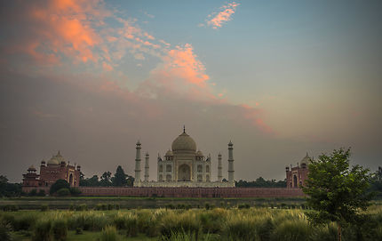 La nuit tombe sur le Taj Mahal