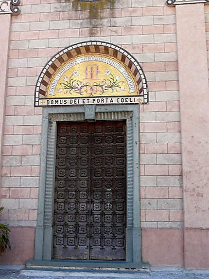 Porte de l'église d'Apricale