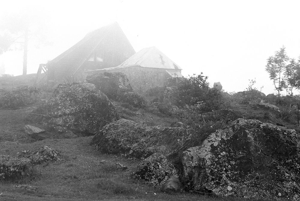 L'église de La Nouvelle dans la brume