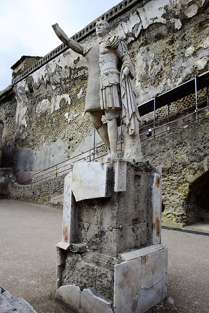 Statue à Herculanum