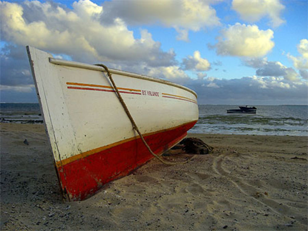 Pirogue au repos à l’anse Mourouk 