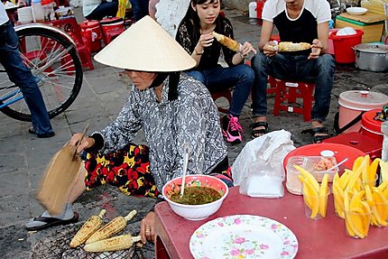 Cuisine dans la rue à Hội An