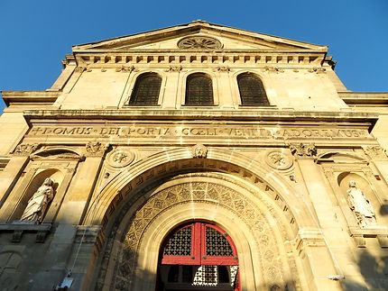 Façade de l'église à Paris 