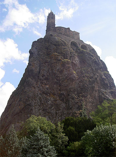 Le rocher et la chapelle Saint-Michel Le rocher et la chapelle Saint-Michel