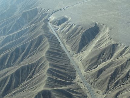 La route croise les lignes de Nazca
