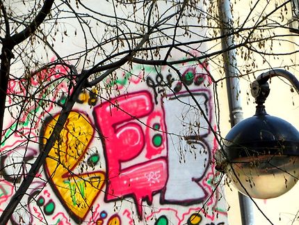 Graffitis colorés, boulevard de la Villette