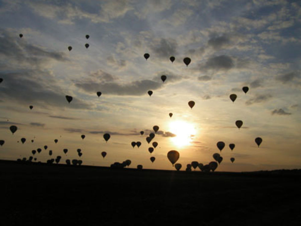 Meeting de ballons au crépuscule